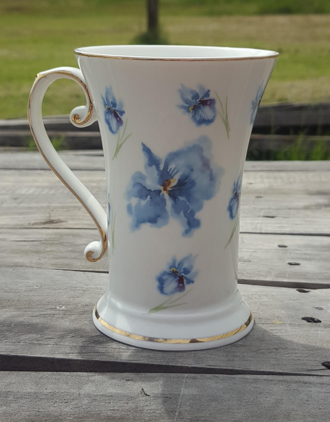 Blue Iris Tall Beaker (Custom) Blue Iris Tall Beaker (Custom)