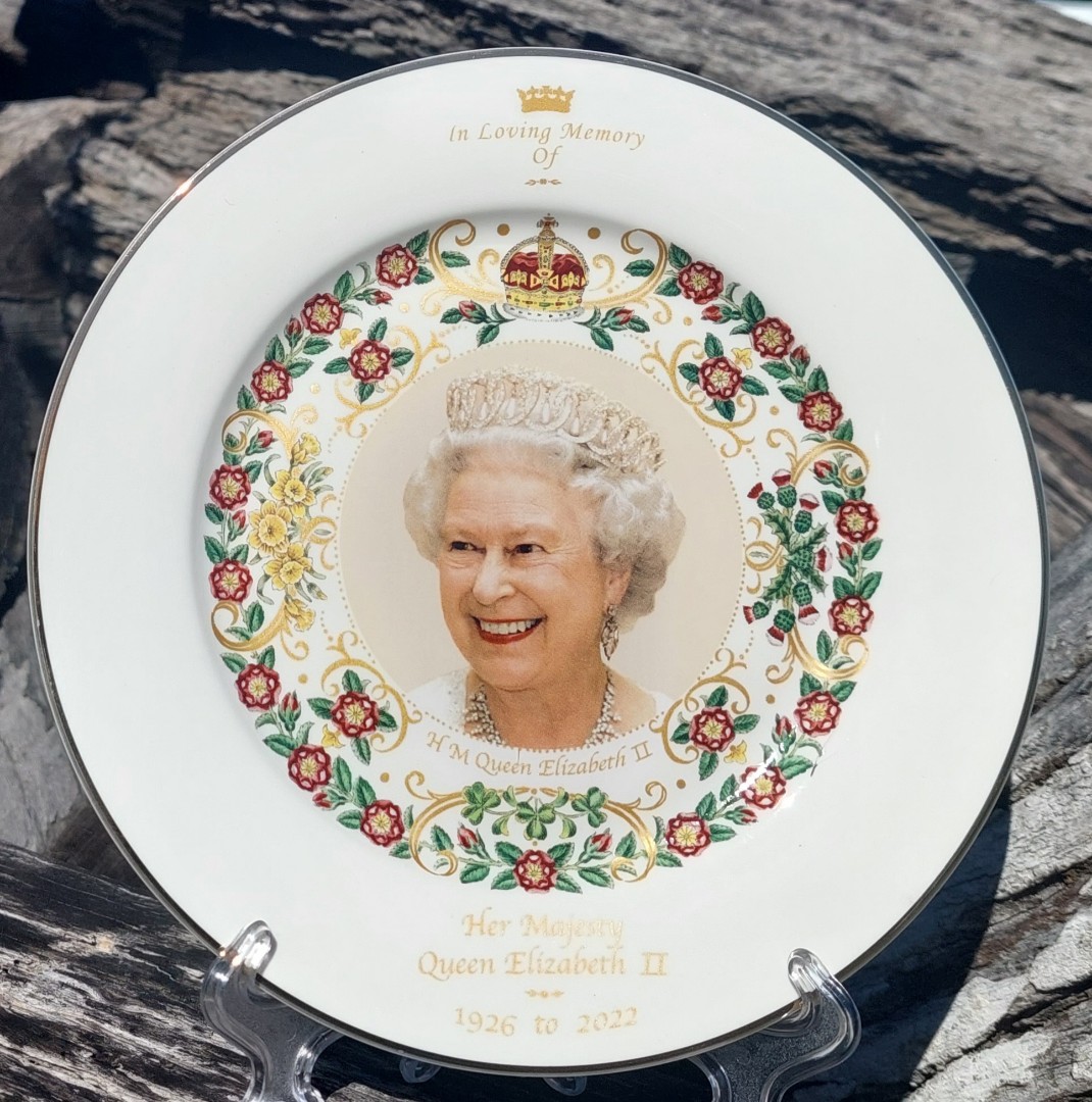 Queen In Loving Memory 7.5in Display Plate (Custom) Queen In Loving Memory 7.5in Display Plate (Custom)
