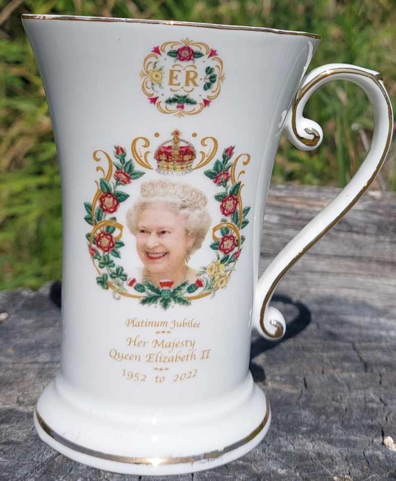 Queen Platinum Jubilee 2022 Tall Beaker (Custom) Queen Platinum Jubilee 2022 Tall Beaker (Custom)